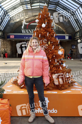 Nina Bott eröffnet Wunschbaum in Hamburg