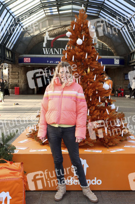 Nina Bott eröffnet Wunschbaum in Hamburg