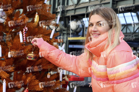 Nina Bott eröffnet Wunschbaum in Hamburg