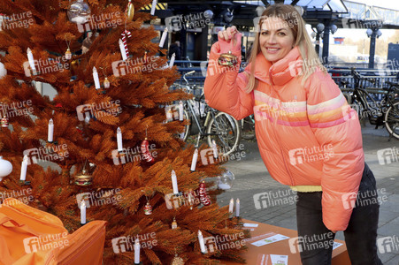 Nina Bott eröffnet Wunschbaum in Hamburg