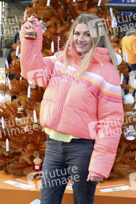 Nina Bott eröffnet Wunschbaum in Hamburg