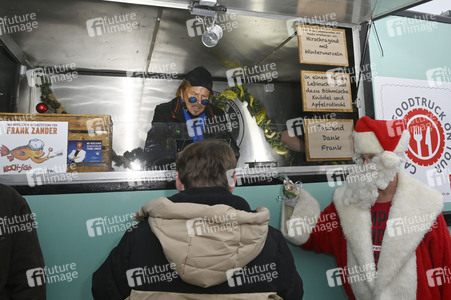 Frank Zander und Prominente unterstützen Caritas-Foodtruck in Berlin