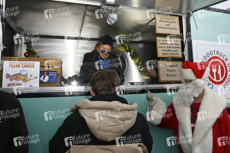 Frank Zander und Prominente unterstützen Caritas-Foodtruck in Berlin