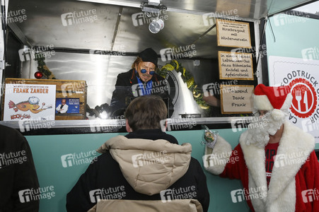 Frank Zander und Prominente unterstützen Caritas-Foodtruck in Berlin