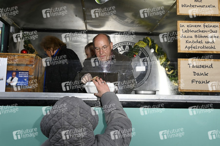 Frank Zander und Prominente unterstützen Caritas-Foodtruck in Berlin