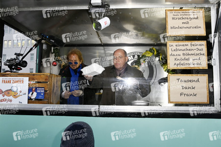 Frank Zander und Prominente unterstützen Caritas-Foodtruck in Berlin