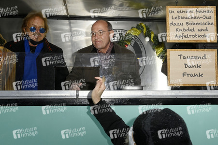 Frank Zander und Prominente unterstützen Caritas-Foodtruck in Berlin