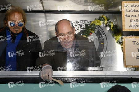 Frank Zander und Prominente unterstützen Caritas-Foodtruck in Berlin