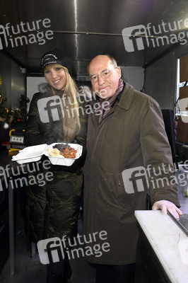 Frank Zander und Prominente unterstützen Caritas-Foodtruck in Berlin