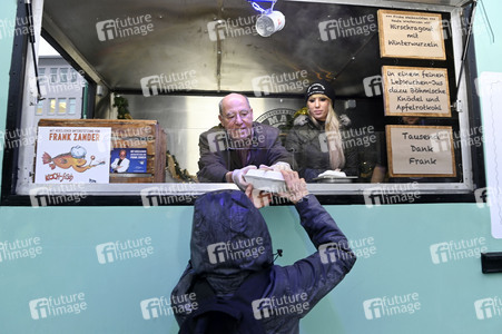 Frank Zander und Prominente unterstützen Caritas-Foodtruck in Berlin