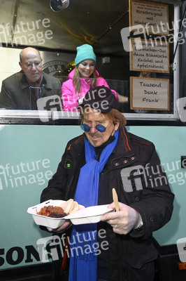Frank Zander und Prominente unterstützen Caritas-Foodtruck in Berlin
