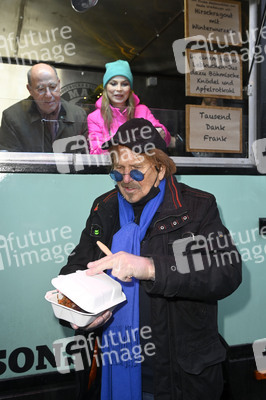 Frank Zander und Prominente unterstützen Caritas-Foodtruck in Berlin