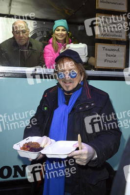 Frank Zander und Prominente unterstützen Caritas-Foodtruck in Berlin