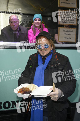 Frank Zander und Prominente unterstützen Caritas-Foodtruck in Berlin