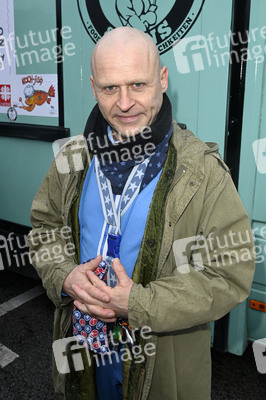 Frank Zander und Prominente unterstützen Caritas-Foodtruck in Berlin