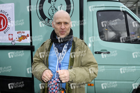 Frank Zander und Prominente unterstützen Caritas-Foodtruck in Berlin