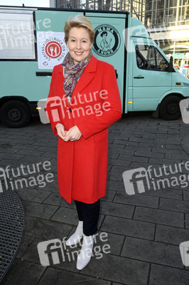 Frank Zander und Prominente unterstützen Caritas-Foodtruck in Berlin