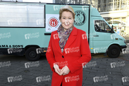 Frank Zander und Prominente unterstützen Caritas-Foodtruck in Berlin