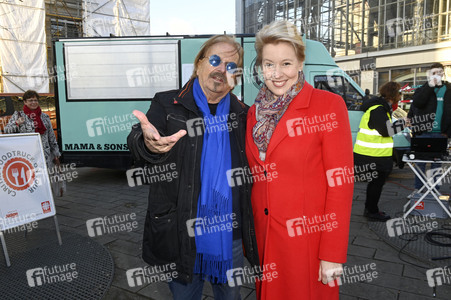 Frank Zander und Prominente unterstützen Caritas-Foodtruck in Berlin