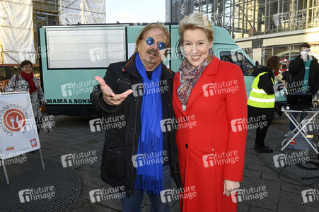 Frank Zander und Prominente unterstützen Caritas-Foodtruck in Berlin
