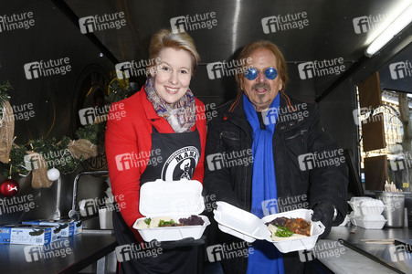 Frank Zander und Prominente unterstützen Caritas-Foodtruck in Berlin