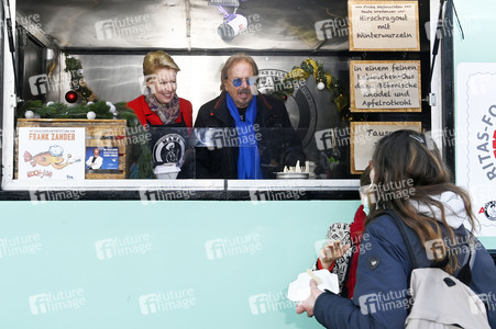 Frank Zander und Prominente unterstützen Caritas-Foodtruck in Berlin