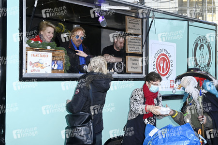 Frank Zander und Prominente unterstützen Caritas-Foodtruck in Berlin