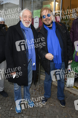 Frank Zander und Prominente unterstützen Caritas-Foodtruck in Berlin