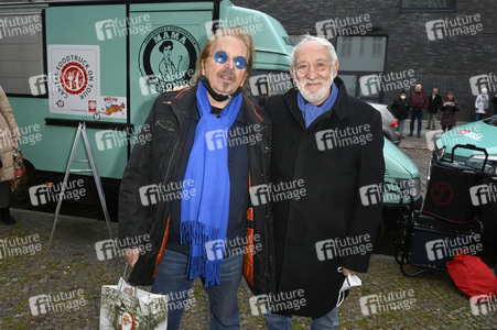 Frank Zander und Prominente unterstützen Caritas-Foodtruck in Berlin