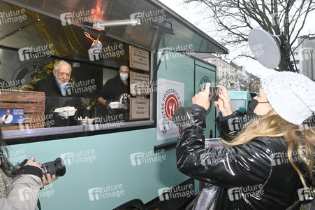 Frank Zander und Prominente unterstützen Caritas-Foodtruck in Berlin