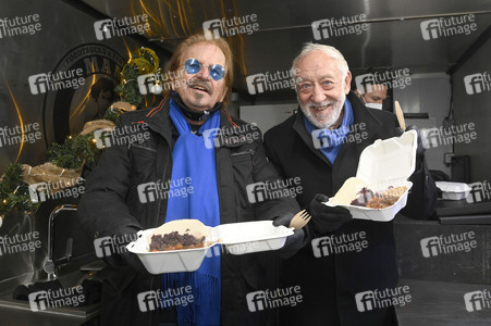 Frank Zander und Prominente unterstützen Caritas-Foodtruck in Berlin