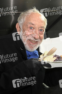 Frank Zander und Prominente unterstützen Caritas-Foodtruck in Berlin