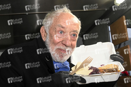 Frank Zander und Prominente unterstützen Caritas-Foodtruck in Berlin
