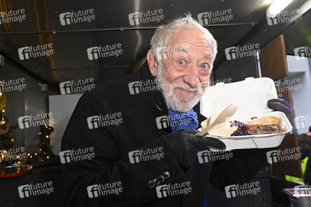 Frank Zander und Prominente unterstützen Caritas-Foodtruck in Berlin