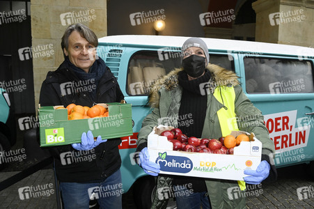 Frank Zander und Prominente unterstützen Caritas-Foodtruck in Berlin