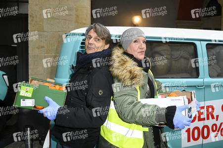 Frank Zander und Prominente unterstützen Caritas-Foodtruck in Berlin