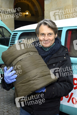 Frank Zander und Prominente unterstützen Caritas-Foodtruck in Berlin