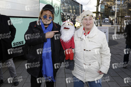 Frank Zander unterstützt Caritas-Foodtruck in Berlin