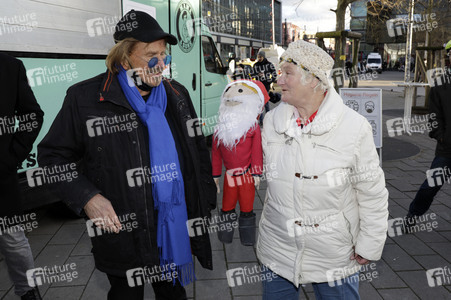 Frank Zander unterstützt Caritas-Foodtruck in Berlin