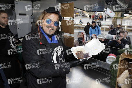 Frank Zander unterstützt Caritas-Foodtruck in Berlin