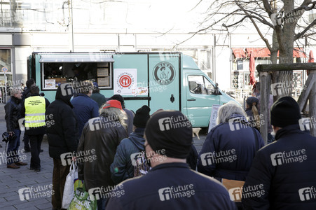 Frank Zander unterstützt Caritas-Foodtruck in Berlin