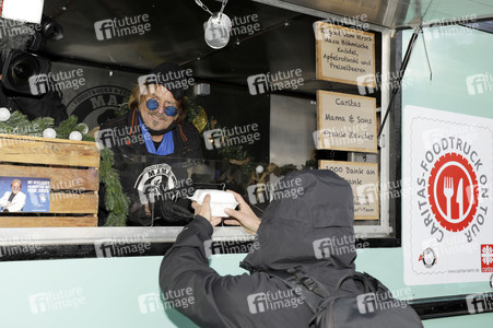Frank Zander unterstützt Caritas-Foodtruck in Berlin