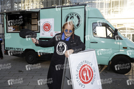 Frank Zander unterstützt Caritas-Foodtruck in Berlin