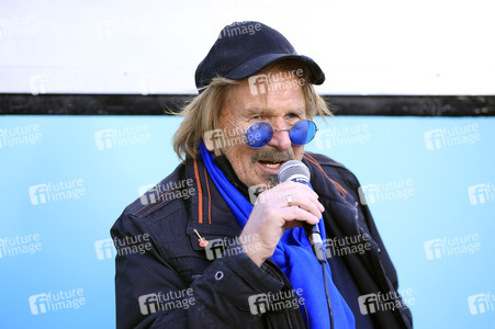 Frank Zander unterstützt Caritas-Foodtruck in Berlin