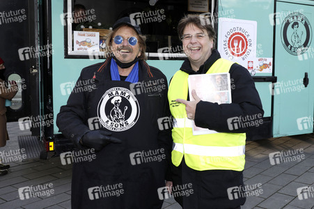 Frank Zander unterstützt Caritas-Foodtruck in Berlin