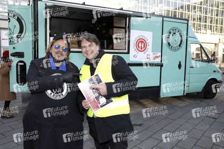 Frank Zander unterstützt Caritas-Foodtruck in Berlin