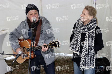 Rolf Zuckowski und Cornelia Poletto bei einer Weihnachtsaktion im Altonaer Kinderkrankenhaus in Hamburg