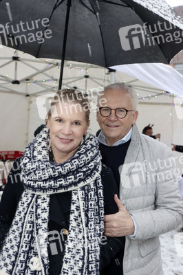 Rolf Zuckowski und Cornelia Poletto bei einer Weihnachtsaktion im Altonaer Kinderkrankenhaus in Hamburg
