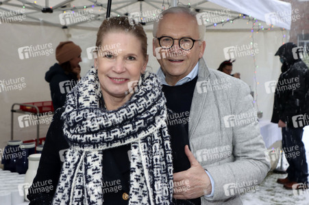 Rolf Zuckowski und Cornelia Poletto bei einer Weihnachtsaktion im Altonaer Kinderkrankenhaus in Hamburg