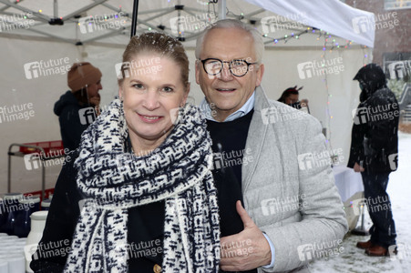 Rolf Zuckowski und Cornelia Poletto bei einer Weihnachtsaktion im Altonaer Kinderkrankenhaus in Hamburg